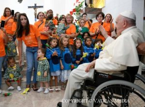 Le pape salue les enfants du Centre Serafina © Vatican Media