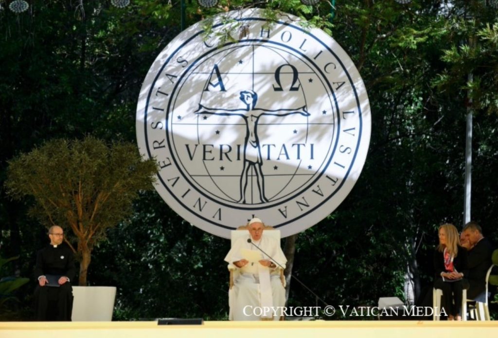 Rencontre avec les jeunes universitaires © Vatican Media