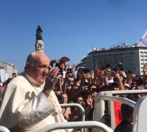 Accueil du pape à la « Colina do Encontro » © Judicaël Djidjoho Houngnibo