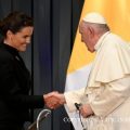 Le pape François salue la présidente Mme Katalin Novák lors de son voyage apostolique en Hongrie fin avril 2023 © Vatican Media