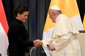 Le pape François salue la présidente Mme Katalin Novák lors de son voyage apostolique en Hongrie fin avril 2023 © Vatican Media
