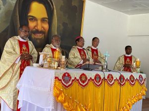 L'Archevêque Dominic Lumon (deuxième à partir de la droite) lors de l'inauguration de la Tour de prière Divine Glory à Senapati, Manipur © AED