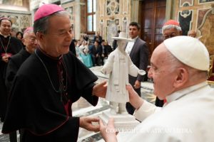 Le pape recevant une statuette de saint André Kim © Vatican Media