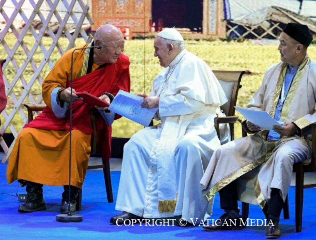 Échange entre le pape François et S.E. Khamba Nomun Khan © Vatican Media
