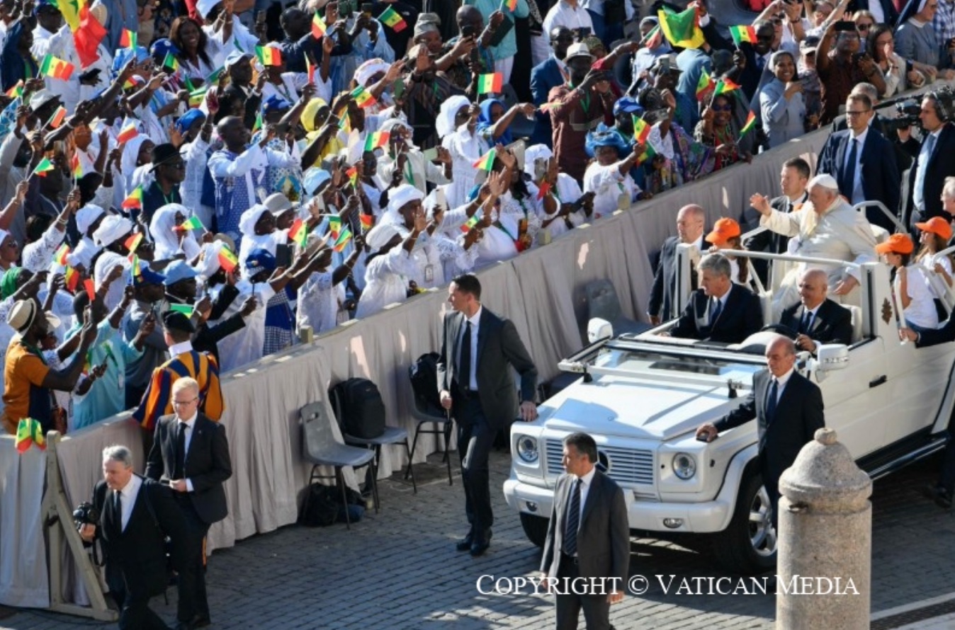Le pape François saluant la foule en papamobile © Vatican Media
