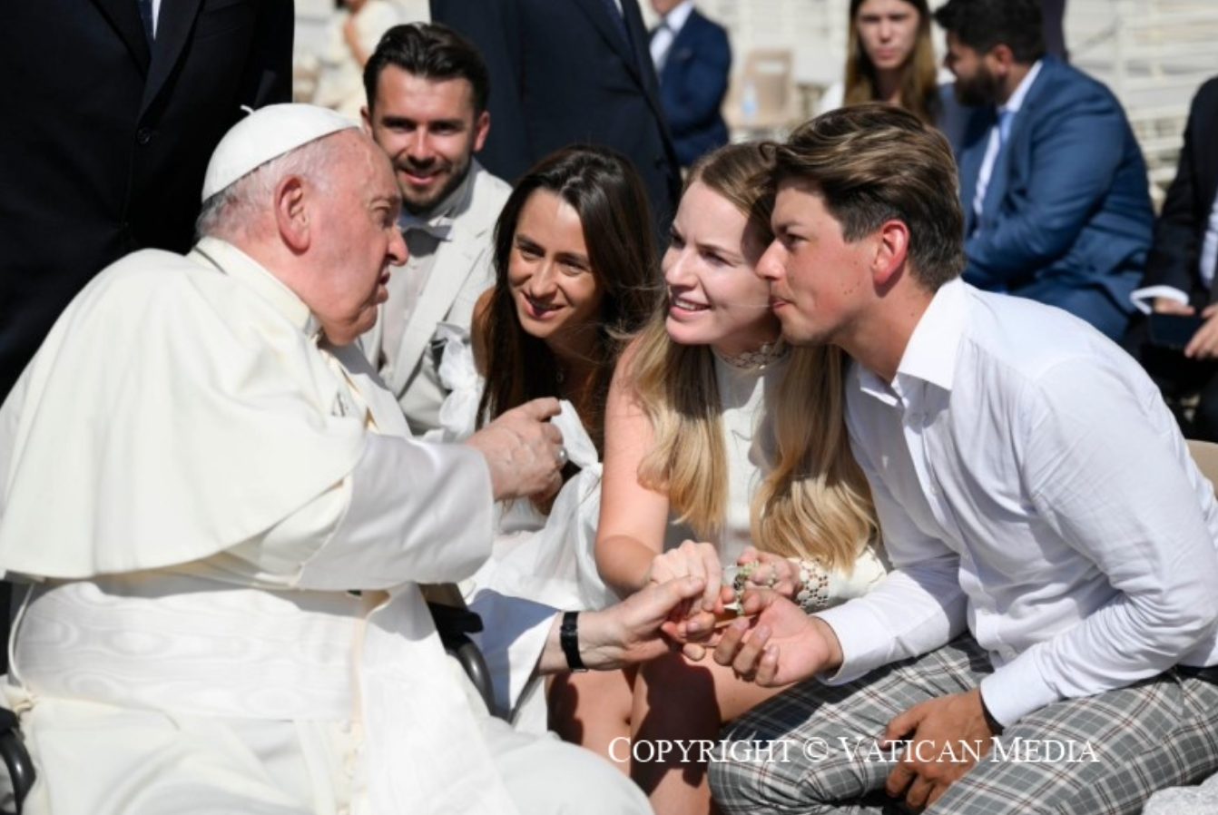 Le pape François saluant des jeunes mariés © Vatican Media