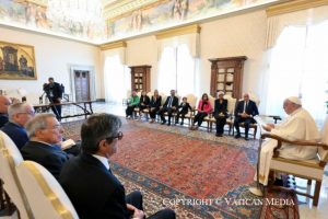 La délégation du Prix È Giornalismo lors de leur rencontre avec le pape François  © Vatican Media