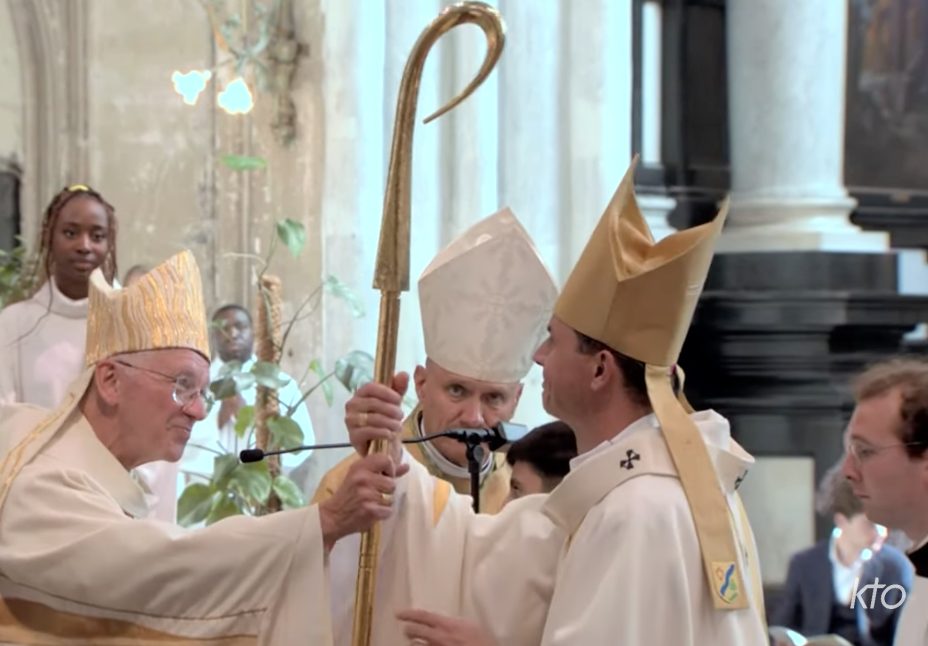 Le cardinal De Kesel remet la crosse épiscopale au nouvel archevêque, Mgr Luc Terlinden © Capture d’écran KTO