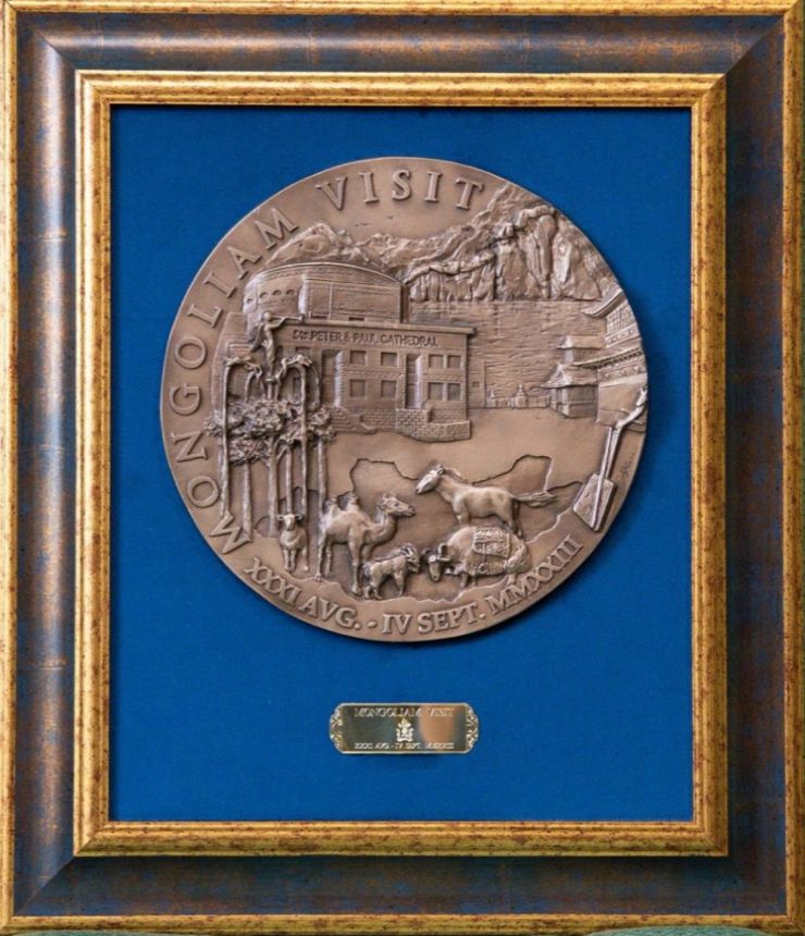 Médaille commémorative remise par le pape François © Vatican Media