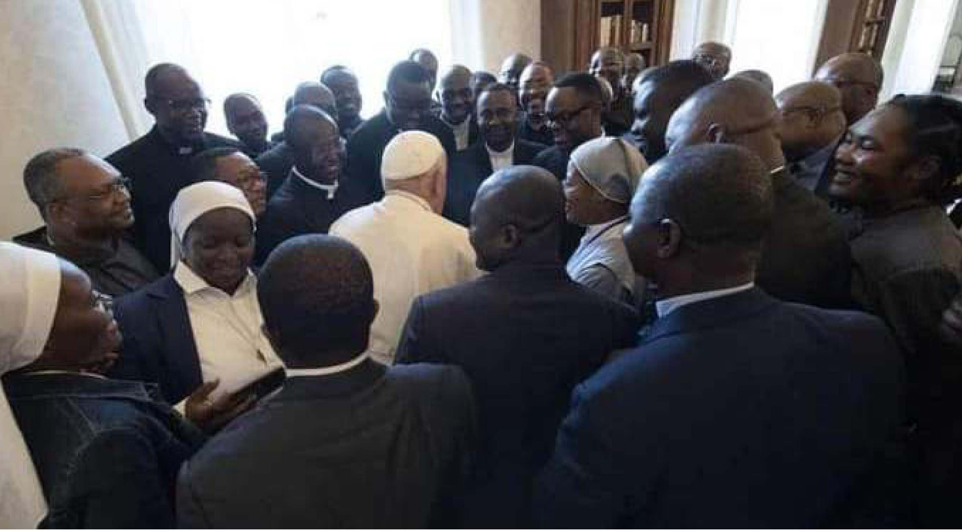 Le pape François avec prêtre camerounais © Mimimefoinfo