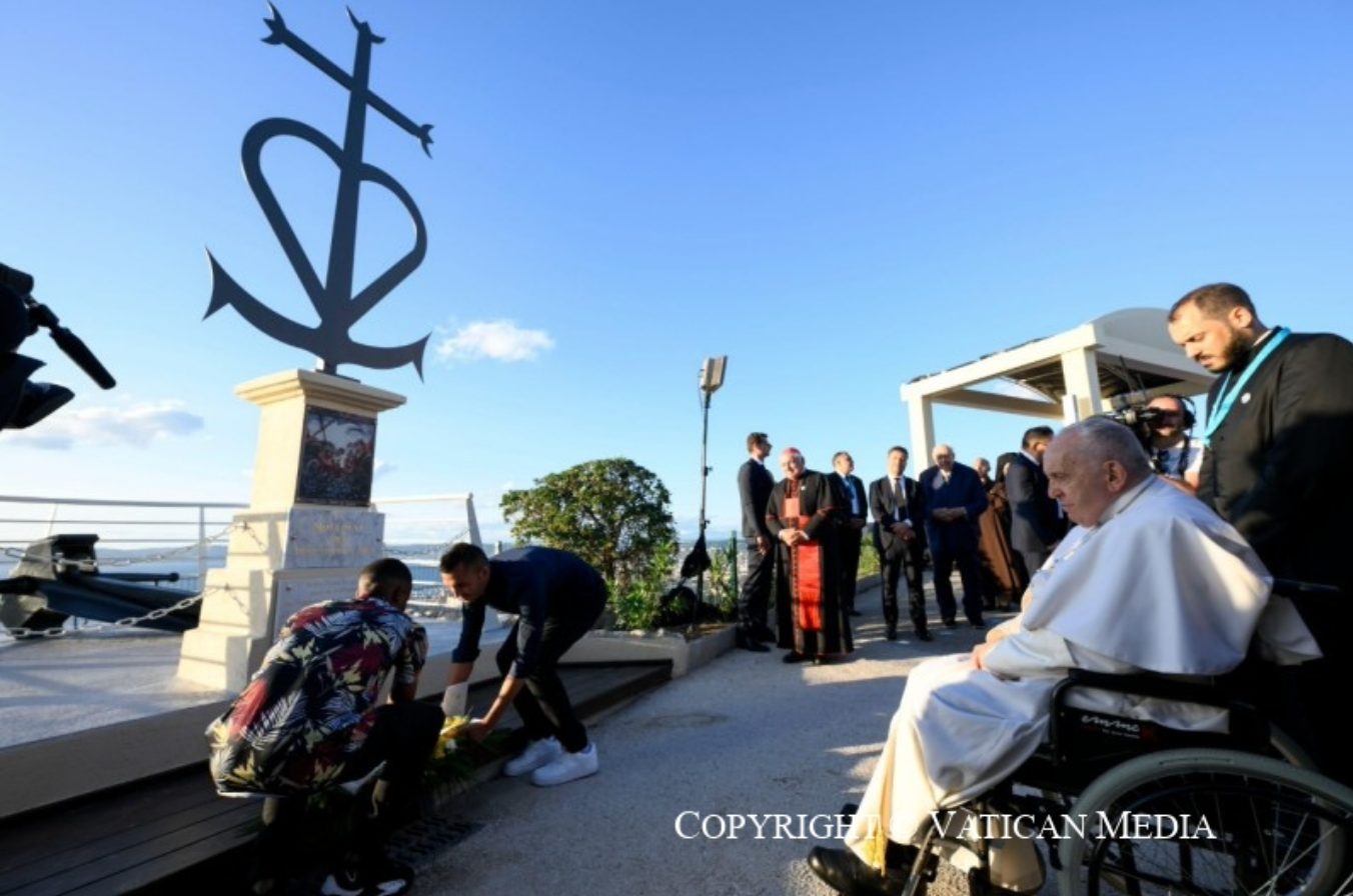 Le pape François près du Mémorial dédié aux marins et migrants perdus en mer © Vatican Media