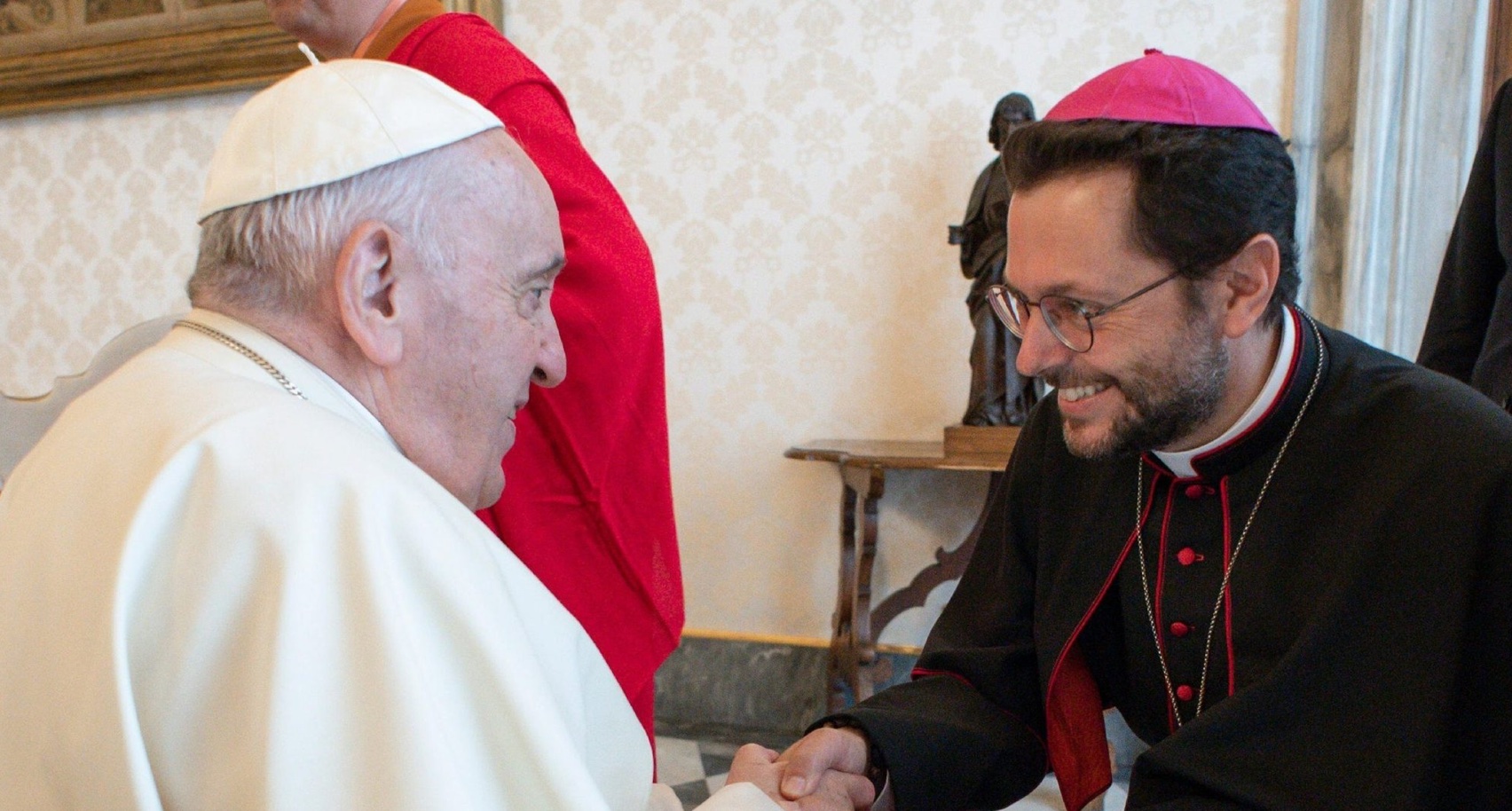 Monseigneur Giorgio Marengo saluant le pape François © Facebook. Missions de la Consolata 