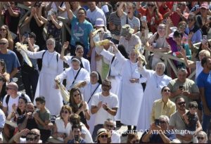 Pèlerins rassemblés sur la Place Saint-Pierre pour l’angélus © Vatican Media
