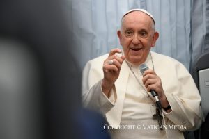 Conférence de presse au vol Marseille-Rome © Vatican Media