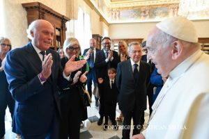 La délégation du Prix È Giornalismo lors de leur rencontre avec le pape François  © Vatican Media