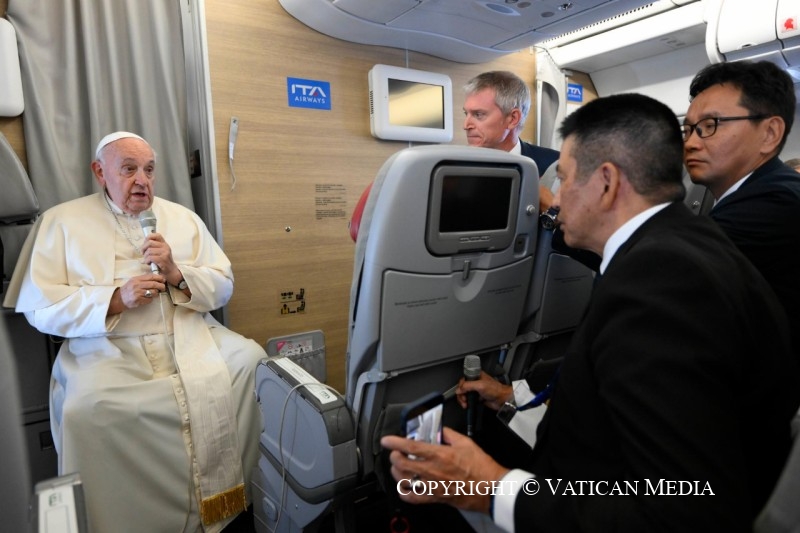 Conférence de presse du Saint-Père au cours du vol de retour de Mongolie © Vatican Media