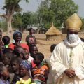 Monseigneur Bruno Ateba, évêque de Maroua-Mokolo avec des réfugiés nigérians au Cameroun © AED