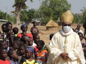 Monseigneur Bruno Ateba, évêque de Maroua-Mokolo avec des réfugiés nigérians au Cameroun © AED