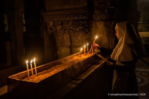 Prières dans le saint Sépulcre à Jérusalem © AED