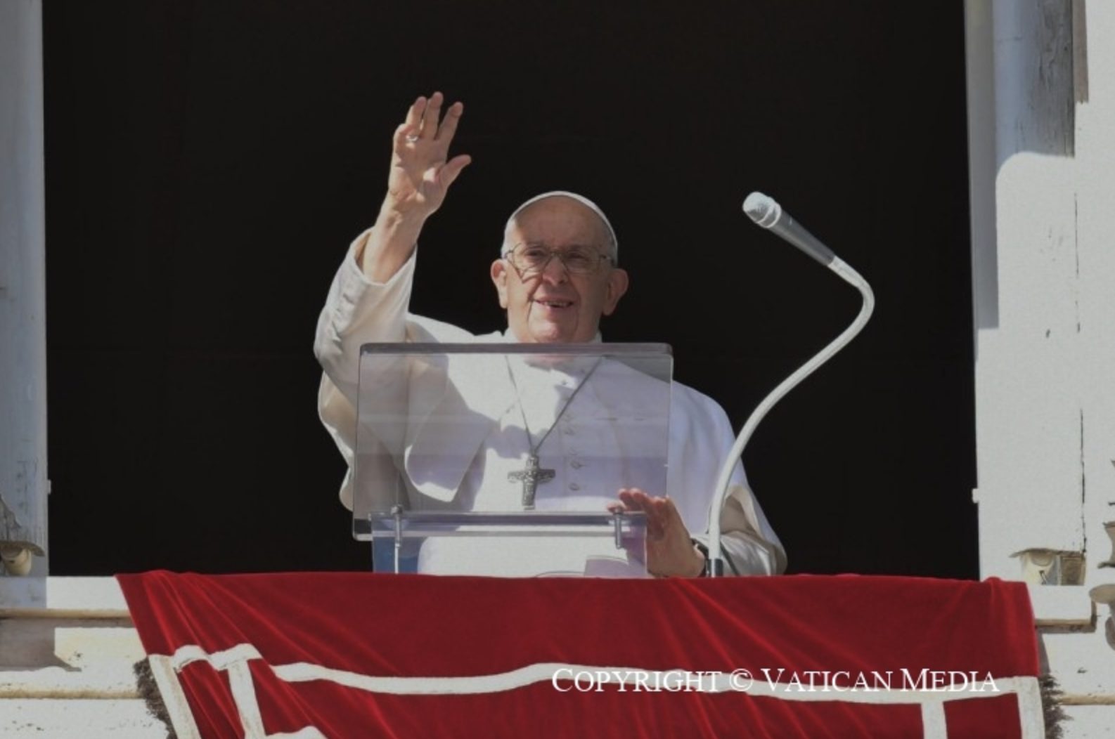 Le pape François saluant la foule lors de l’angélus © Vatican Media