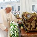Le pape François posant une rose blanche devant la relique de sainte Thérèse lors de l’audience générale du 7 juin 2023 © Vatican Media