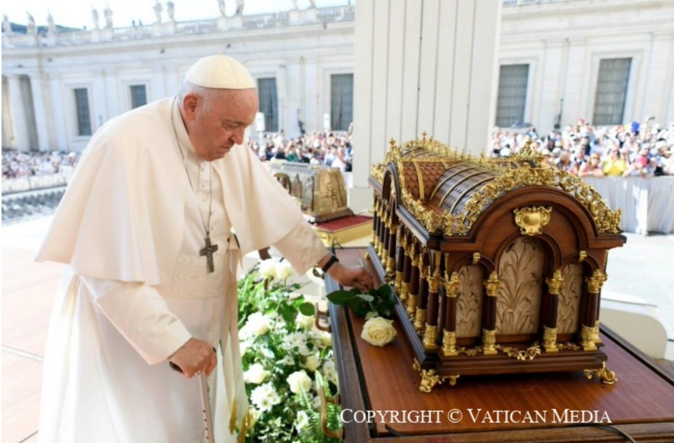 Le pape François posant une rose blanche devant la relique de sainte Thérèse lors de l’audience générale du 7 juin 2023 © Vatican Media