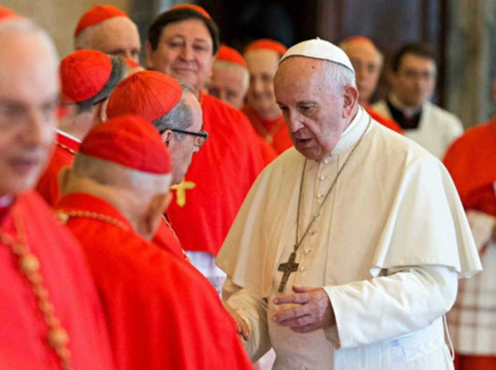 Le pape François saluant des cardinaux © Vatican Media