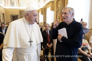 Don Luigi Ciotti échange avec le pape François © Vatican Media