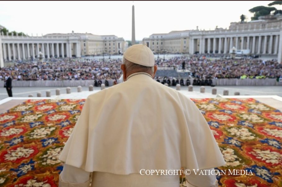 Le pape François face à la foule ce matin pour l’audience générale © Vatican Media