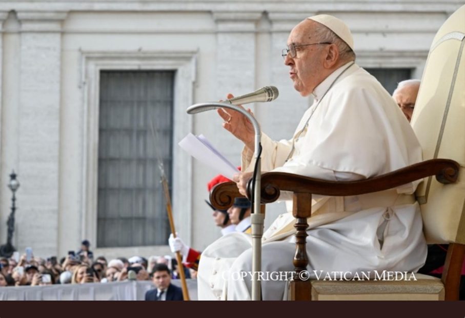 Le pape François s’adresse à la foule présente pour l’audience générale © Vatican Media