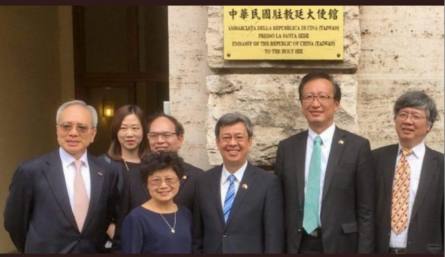 Le Premier ministre Chen Chien-Jen (au centre, en 2016 au Vatican) a participé à une récente réception à la Nonciature Apostolique à l'occasion de l'anniversaire des relations bilatérales © Missions étrangères de Paris