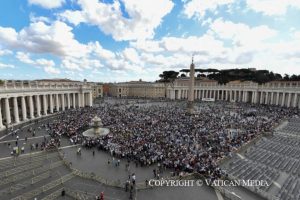 La foule rassemblée Place Saint-Pierre © Vatican Media