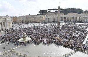 La foule réunie Place Saint-Pierre pour l'angélus du 15 octobre © Vatican Media