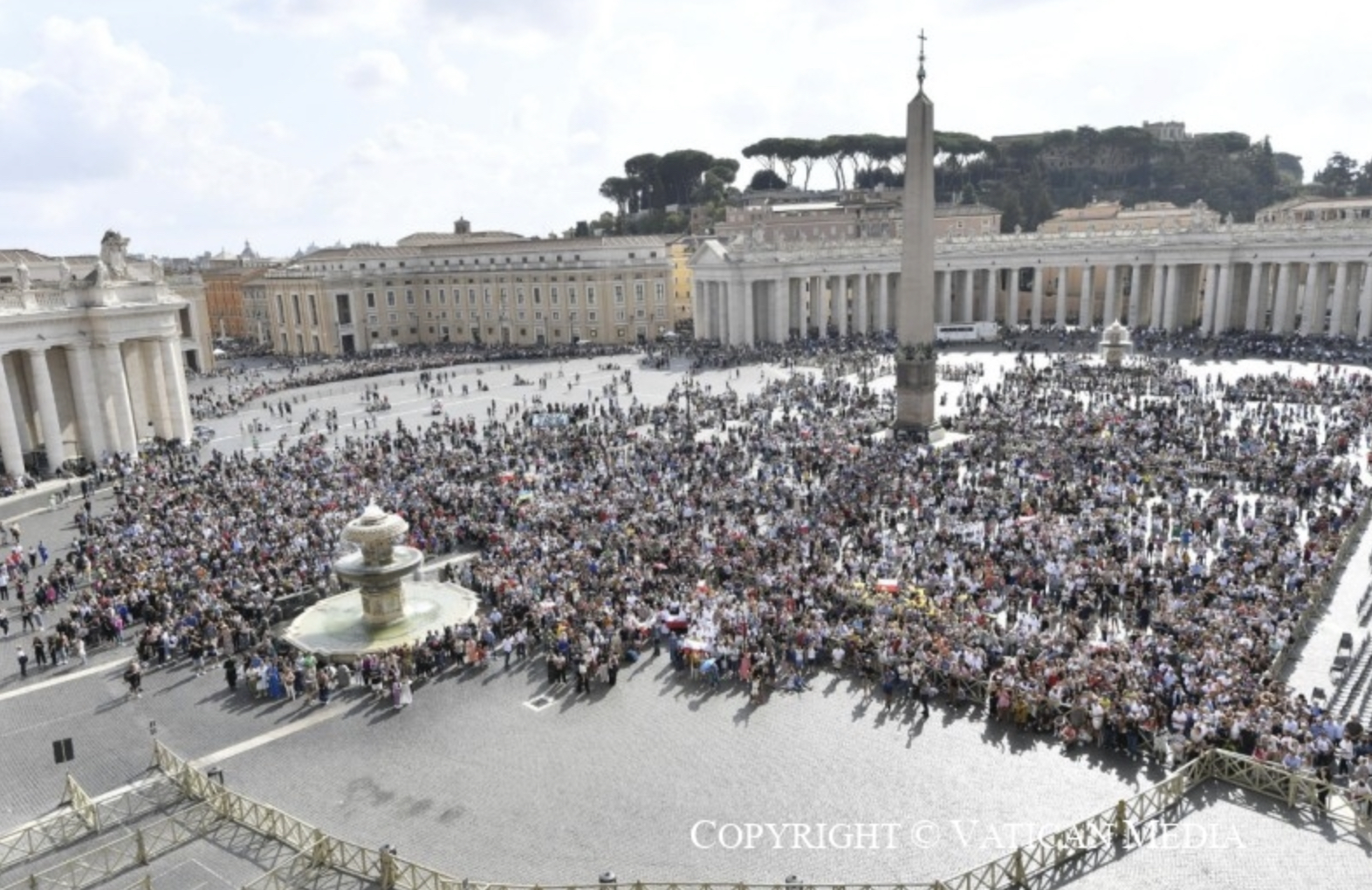 La foule réunie Place Saint-Pierre pour l'angélus du 15 octobre © Vatican Media