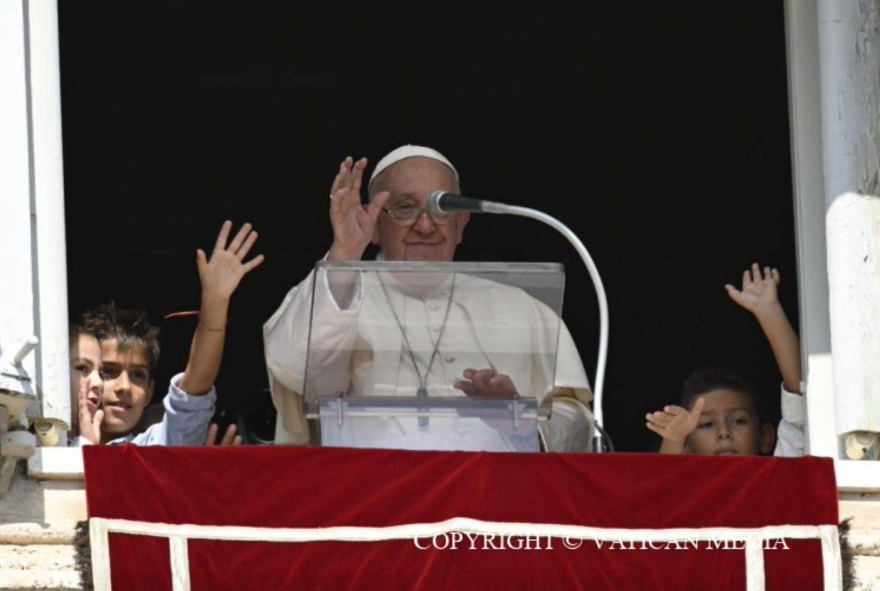 Le pape entouré de quelques enfants lors de l'angélus © Vatican Media