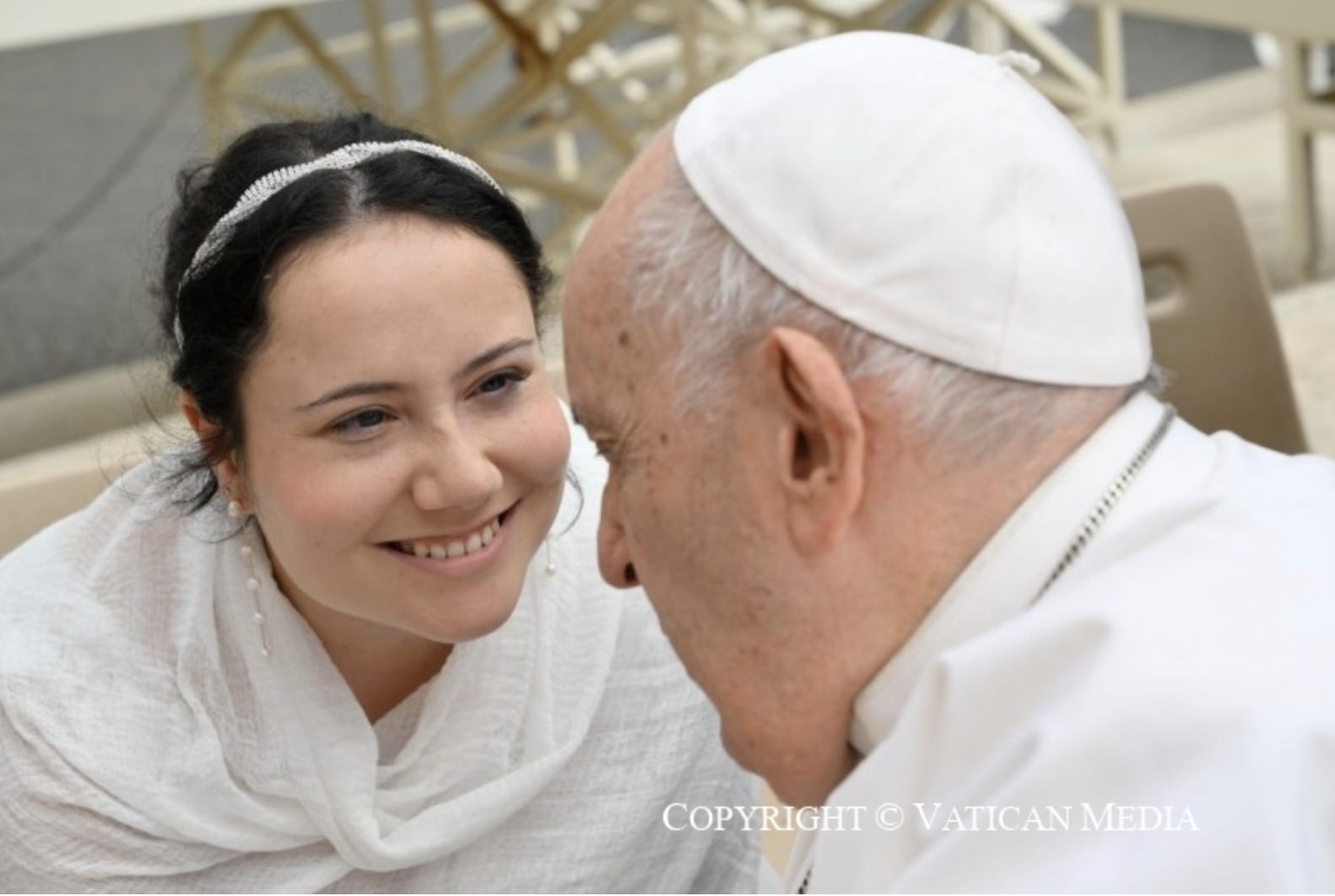 Le pape François avec une jeune femme lors de l’audience générale © Vatican Media