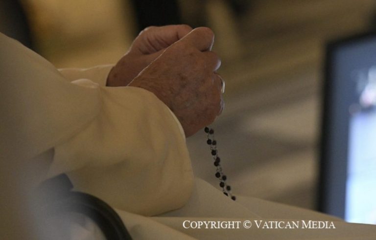 Le pape François priant le chapelet © Vatican Media