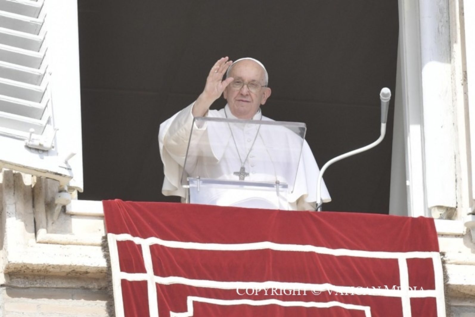 Le pape François saluant la foule lors de l'angélus du 15 octobre © Vatican Media