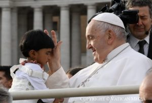 Pape François bénissant un enfant © Vatican Media