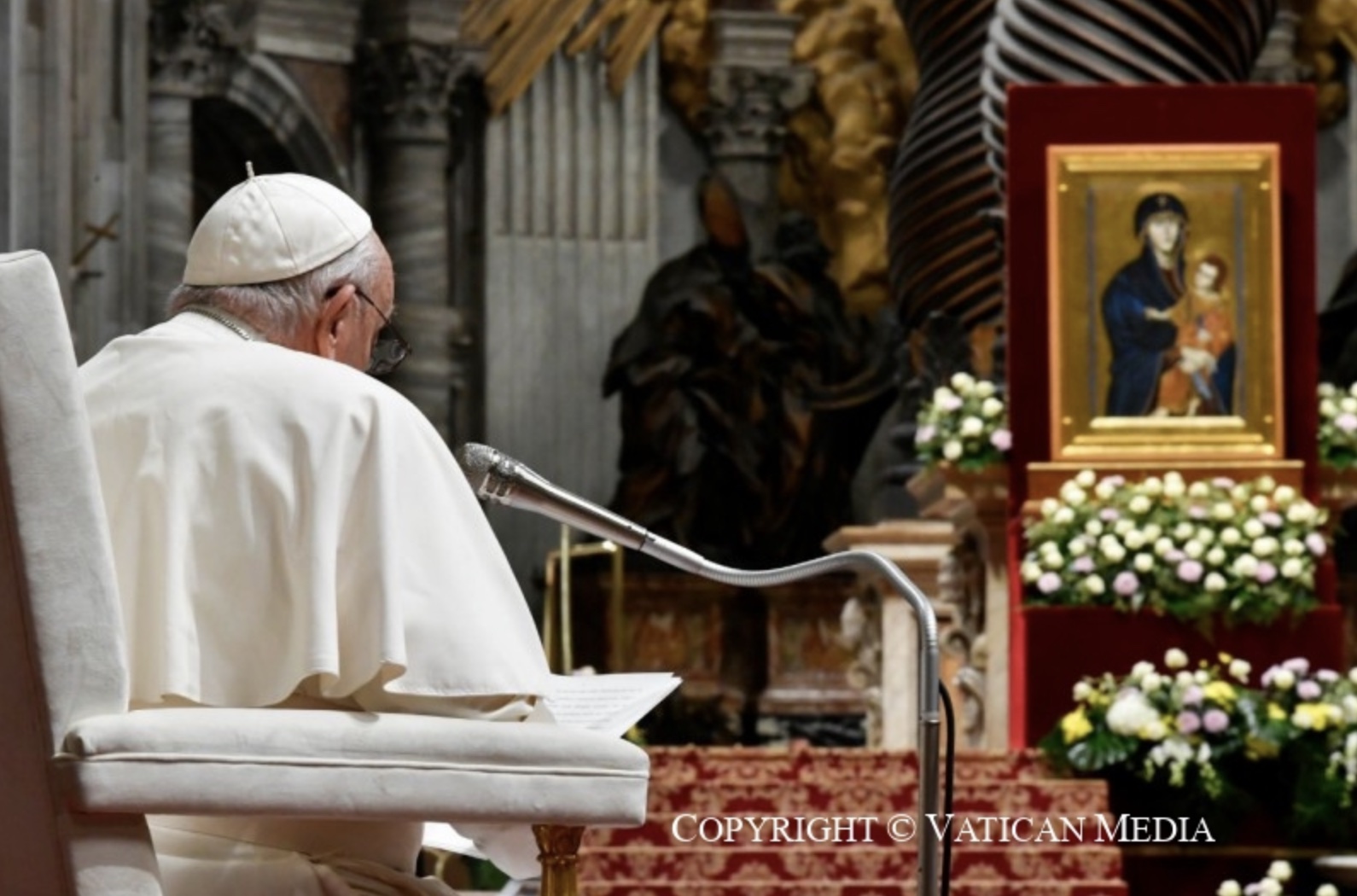 Le pape prie le chapelet pendant l’heure de prière Pacem in terris © Vatican Media