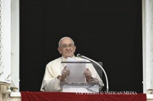 Le pape François s’adressant à la foule lors de l’angélus du 1er novembre 2023 © Vatican Media