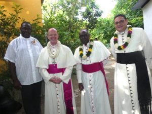 Au centre, Mgrs Tomasz Grysa et Charles Mahuza, entourés du père Bienvenu Kasongo et du secrétaire du délégué apostolique © Lejournaldemayotte.yt