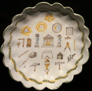 Assiette franc-maçonne, collection du Musée de la Franc-Maçonnerie ©  commons.wikimedia 