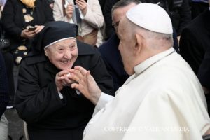 Le pape salue une religieuse © Vatican Media
