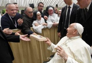 Des participants à la rencontre des recteurs des sanctuaires saluent le pape François © Vatican Media