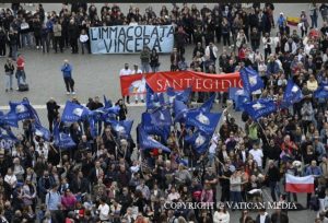 La foule rassemblée Place Saint-Pierre pour l’angélus © Vatican Media