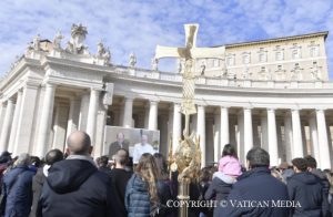 La foule rassemblée Place Saint-Pierre pour suivre l'angélus sur grand écran © Vatican Media
