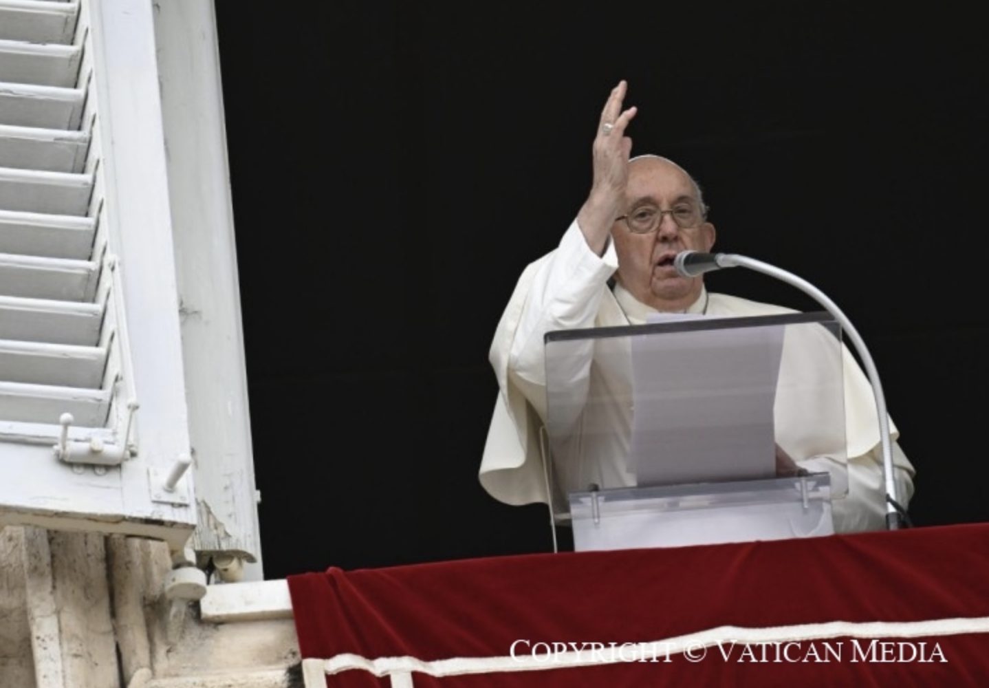 Le pape bénissant la foule lors du l’angélus du 12 novembre © Vatican Media