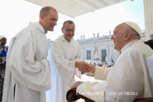 Le pape François saluant le frère Matthew et le frère Aloïs © Vatican Media