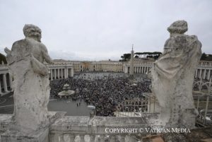 La foule rassemblée place Saint-Pierre en cette solennité de tous les saints © Vatican Media